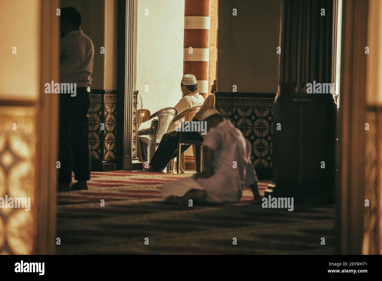 COLOMBO, SRI LANKA - 03-04-2019 : die dekorative rot-weiße Fassade der Jamiul Alfar Moschee, Rote Moschee, in den ältesten Bezirken in Colombo, Menschen s Stockfoto COLOMBO, SRI LANKA - 03-04-2019 : die dekorative rot-weiße Fassade der Jamiul Alfar Moschee, Rote Moschee, in den ältesten Bezirken in Colombo, Menschen s Stockfoto