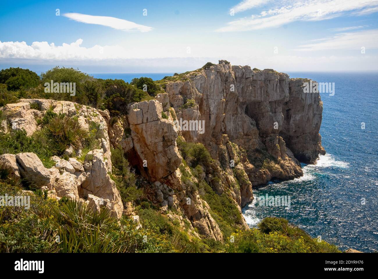 Felsenküste aus Sandstein im Parc de Porto Conte auf Sardinien, Italien Stockfoto