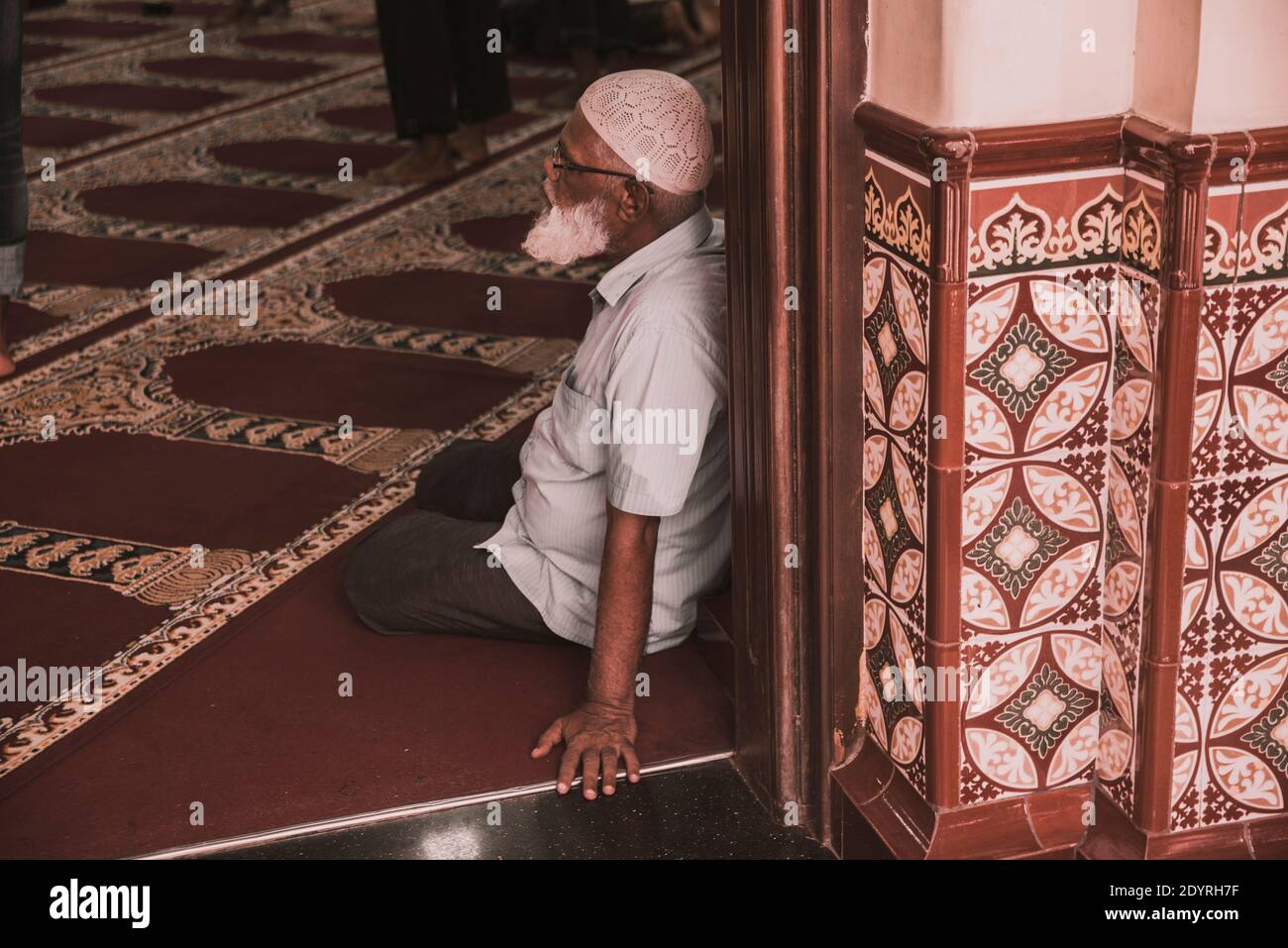 COLOMBO, SRI LANKA - 03-04-2019 : die dekorative rot-weiße Fassade der Jamiul Alfar Moschee, Rote Moschee, in den ältesten Bezirken in Colombo, Menschen s Stockfoto COLOMBO, SRI LANKA - 03-04-2019 : die dekorative rot-weiße Fassade der Jamiul Alfar Moschee, Rote Moschee, in den ältesten Bezirken in Colombo, Menschen s Stockfoto