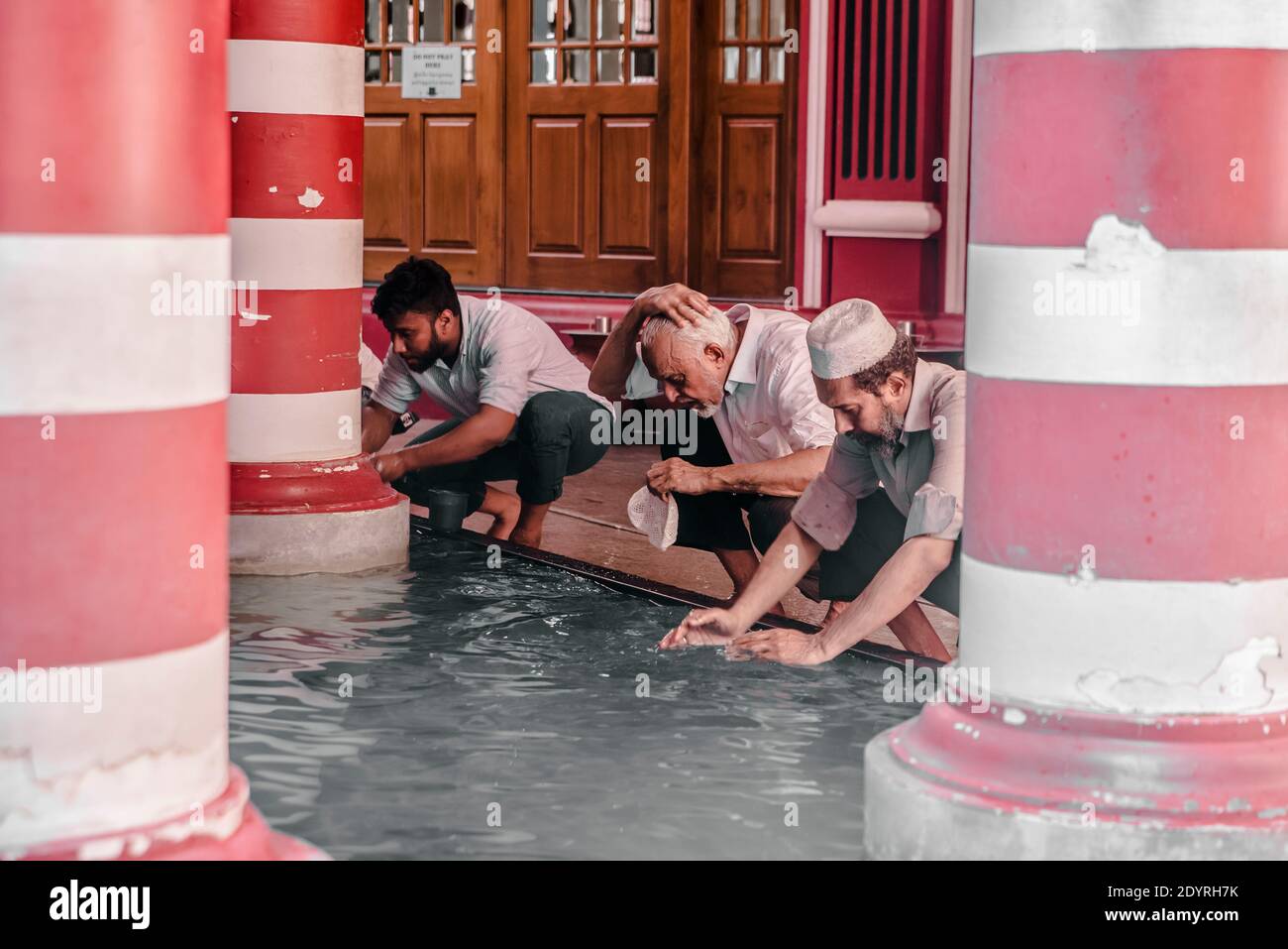 COLOMBO, SRI LANKA - 03-04-2019 : die dekorative rot-weiße Fassade der Jamiul Alfar Moschee, Rote Moschee, in den ältesten Bezirken in Colombo, Menschen s Stockfoto COLOMBO, SRI LANKA - 03-04-2019 : die dekorative rot-weiße Fassade der Jamiul Alfar Moschee, Rote Moschee, in den ältesten Bezirken in Colombo, Menschen s Stockfoto
