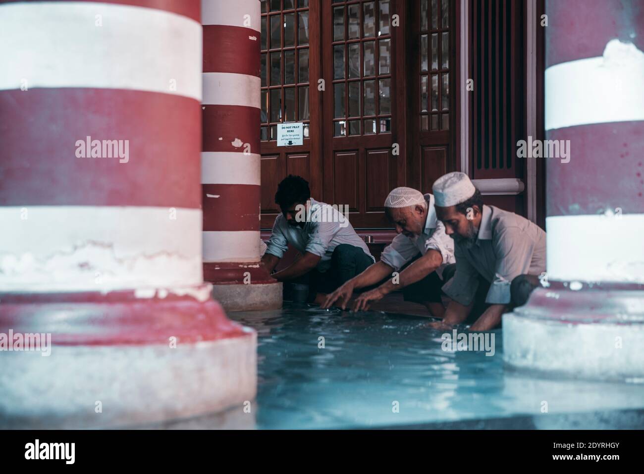 COLOMBO, SRI LANKA - 03-04-2019 : die dekorative rot-weiße Fassade der Jamiul Alfar Moschee, Rote Moschee, in den ältesten Bezirken in Colombo, Menschen s Stockfoto COLOMBO, SRI LANKA - 03-04-2019 : die dekorative rot-weiße Fassade der Jamiul Alfar Moschee, Rote Moschee, in den ältesten Bezirken in Colombo, Menschen s Stockfoto