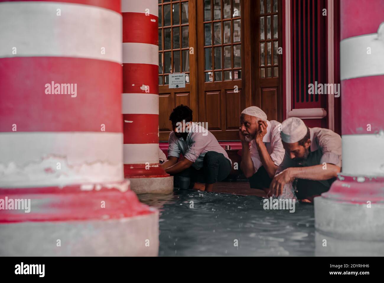 COLOMBO, SRI LANKA - 03-04-2019 : die dekorative rot-weiße Fassade der Jamiul Alfar Moschee, Rote Moschee, in den ältesten Bezirken in Colombo, Menschen s Stockfoto COLOMBO, SRI LANKA - 03-04-2019 : die dekorative rot-weiße Fassade der Jamiul Alfar Moschee, Rote Moschee, in den ältesten Bezirken in Colombo, Menschen s Stockfoto