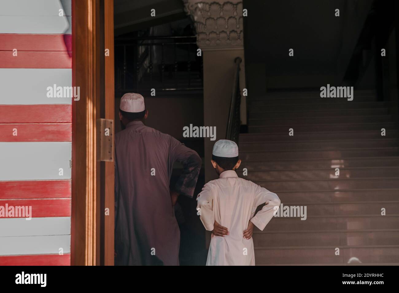 COLOMBO, SRI LANKA - 03-04-2019 : die dekorative rot-weiße Fassade der Jamiul Alfar Moschee, Rote Moschee, in den ältesten Bezirken in Colombo, Menschen s Stockfoto COLOMBO, SRI LANKA - 03-04-2019 : die dekorative rot-weiße Fassade der Jamiul Alfar Moschee, Rote Moschee, in den ältesten Bezirken in Colombo, Menschen s Stockfoto