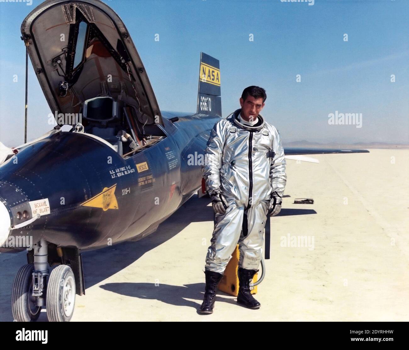 Michael J. Adams mit X-15 März 22, Luftwaffe Testpilot Maj. Michael J. Adams steht neben X-15 Schiff Nummer eins. Adams wurde für die X-15-Programm im Jahr 1966 ausgewählt und machte seinen ersten Flug am 6. Oktober 1966. Am 15. November 1967, Adams machte seinen siebten und letzten X-15 Flug. Die X-15 startete von der B-52, aber während des Aufstiegs ein elektrisches Problem betraf das Steuersystem der X-15. Das Flugzeug stürzte nordwestlich von Cuddeback Lake, Kalifornien, ab und verursachte den Tod von Adams. Er wurde posthum Air Force Astronaut Flügel ausgezeichnet, weil sein letzter Flug zu überschreiten Stockfoto