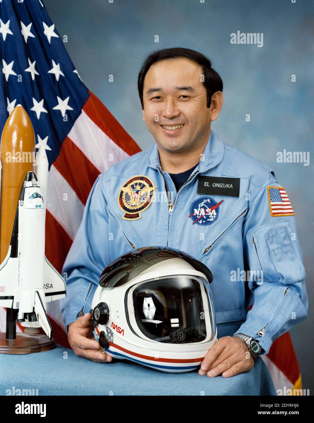 Ellison Shoji Onizuka (24. Juni 1946 – 28. Januar 1986) amerikanischer Astronaut und Ingenieur aus Kealakekua, Hawaii, der mit dem Space Shuttle Discovery auf STS-51-C erfolgreich ins All flog Er starb bei der Zerstörung des Space Shuttle Challenger, auf dem er als Missionsspezialist für die Mission STS-51-L diente Er war der erste asiatische Amerikaner und die erste Person japanischer Abstammung, die den Weltraum erreichte. Stockfoto