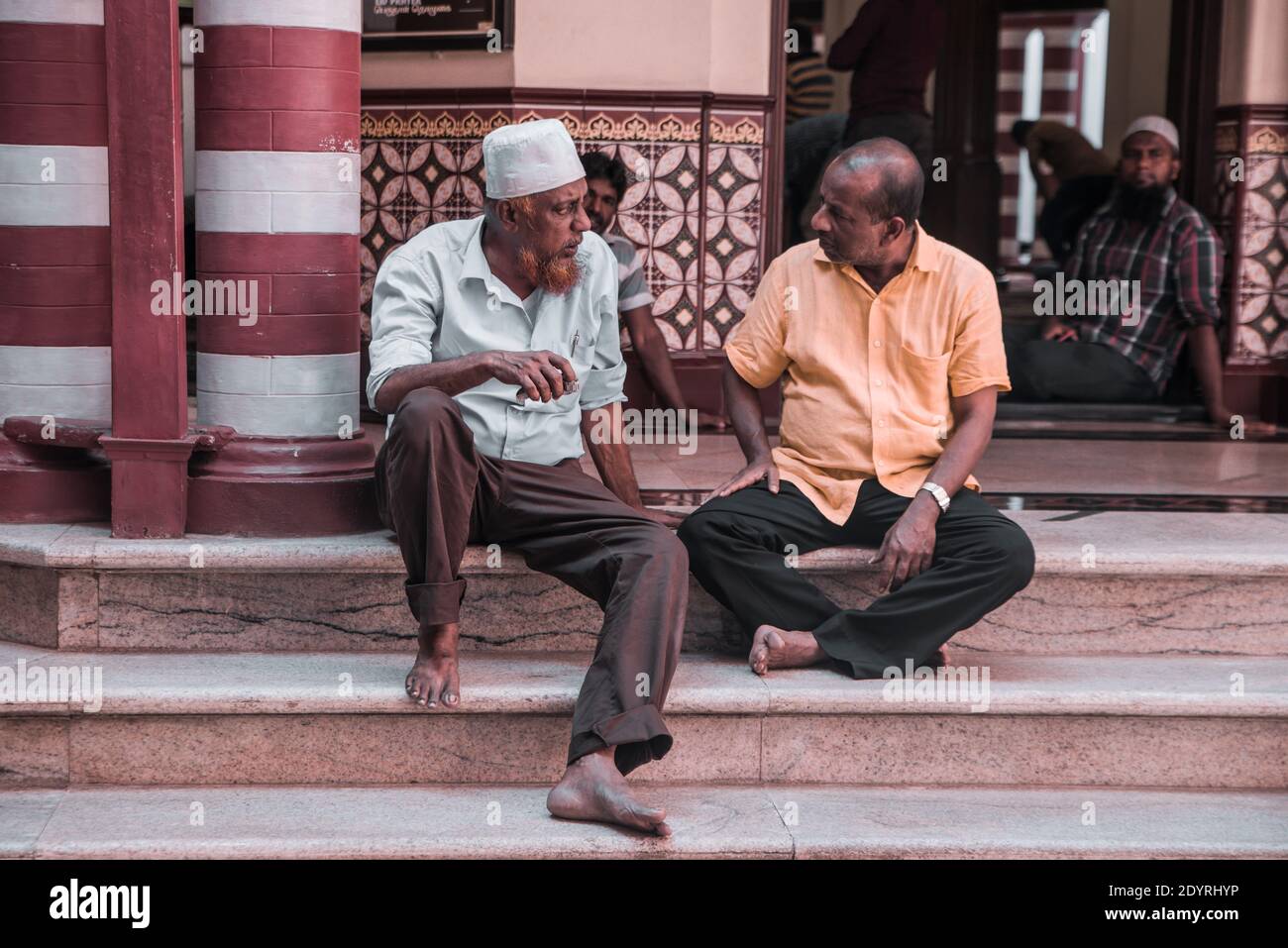 COLOMBO, SRI LANKA - 03-04-2019 : die dekorative rot-weiße Fassade der Jamiul Alfar Moschee, Rote Moschee, in den ältesten Bezirken in Colombo, Menschen s Stockfoto COLOMBO, SRI LANKA - 03-04-2019 : die dekorative rot-weiße Fassade der Jamiul Alfar Moschee, Rote Moschee, in den ältesten Bezirken in Colombo, Menschen s Stockfoto
