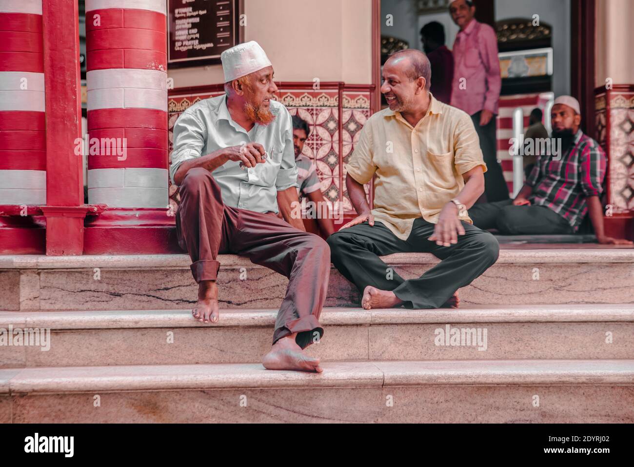 COLOMBO, SRI LANKA - 03-04-2019 : die dekorative rot-weiße Fassade der Jamiul Alfar Moschee, Rote Moschee, in den ältesten Bezirken in Colombo, Menschen s Stockfoto COLOMBO, SRI LANKA - 03-04-2019 : die dekorative rot-weiße Fassade der Jamiul Alfar Moschee, Rote Moschee, in den ältesten Bezirken in Colombo, Menschen s Stockfoto