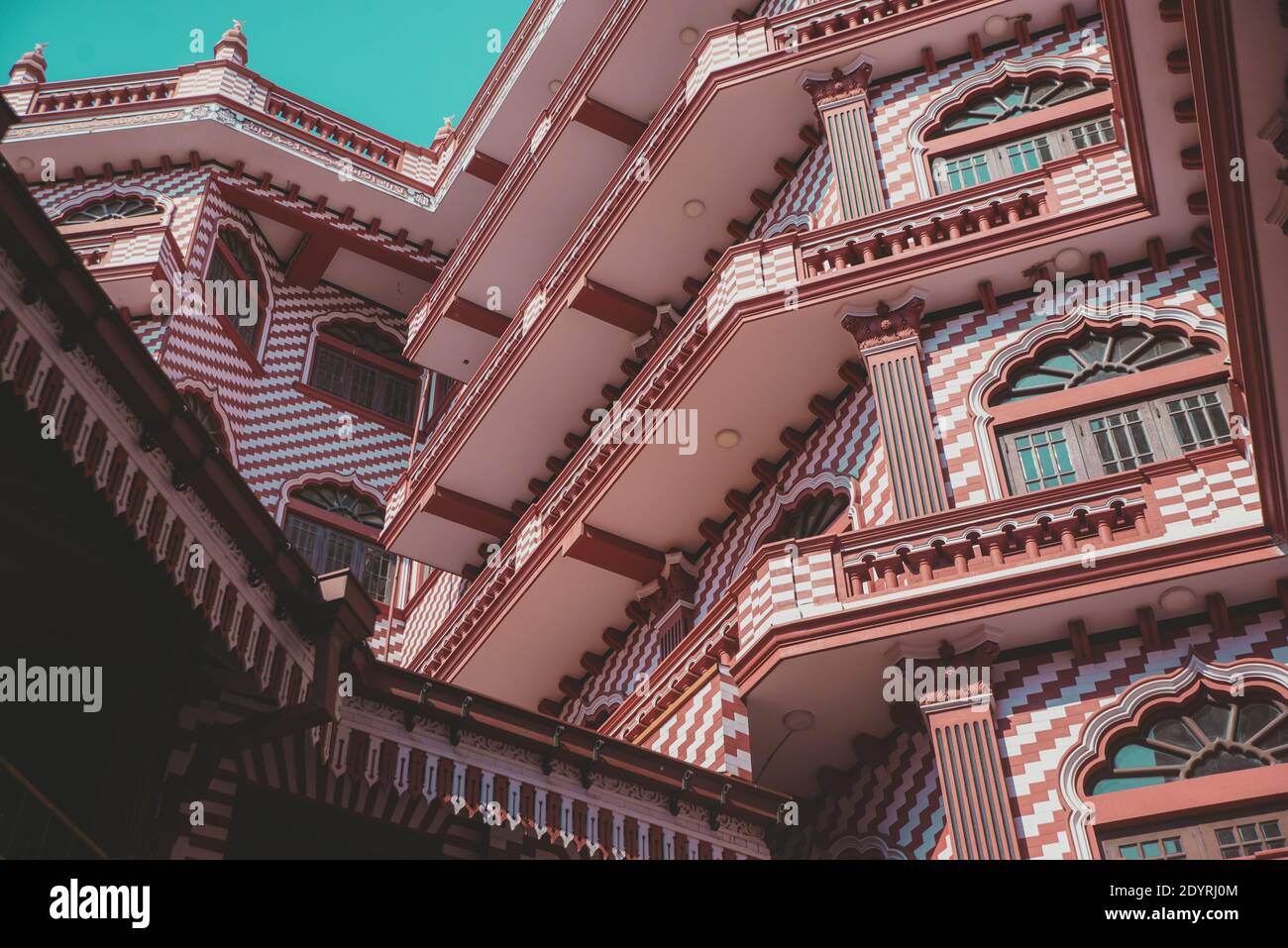 COLOMBO, SRI LANKA - 03-04-2019 : die dekorative rot-weiße Fassade der Jamiul Alfar Moschee, Rote Moschee, in den ältesten Bezirken in Colombo, Menschen s Stockfoto COLOMBO, SRI LANKA - 03-04-2019 : die dekorative rot-weiße Fassade der Jamiul Alfar Moschee, Rote Moschee, in den ältesten Bezirken in Colombo, Menschen s Stockfoto