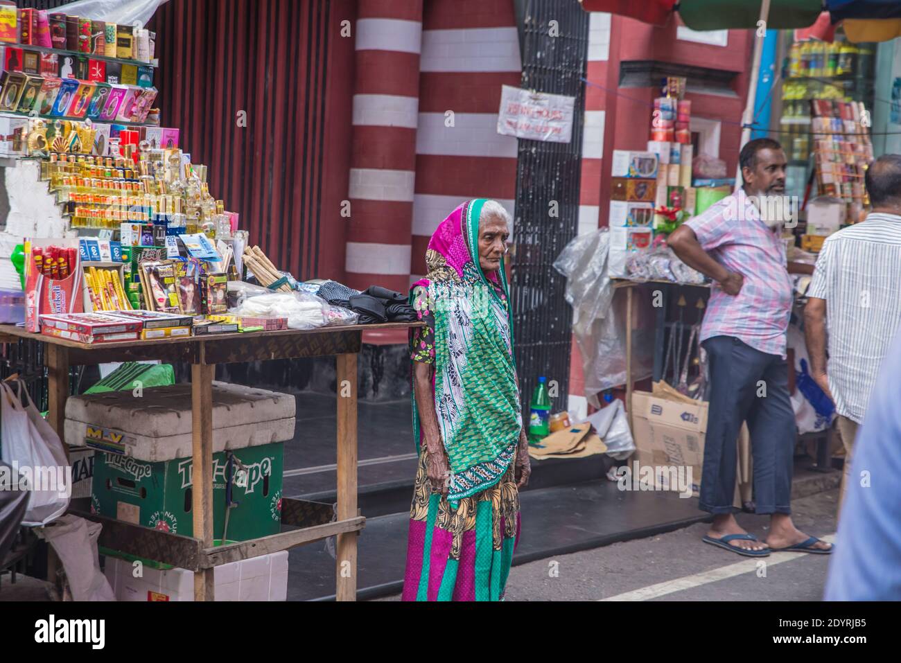 COLOMBO, SRI LANKA - 03-04-2019 : die dekorative rot-weiße Fassade der Jamiul Alfar Moschee, Rote Moschee, in den ältesten Bezirken in Colombo, Menschen s Stockfoto COLOMBO, SRI LANKA - 03-04-2019 : die dekorative rot-weiße Fassade der Jamiul Alfar Moschee, Rote Moschee, in den ältesten Bezirken in Colombo, Menschen s Stockfoto