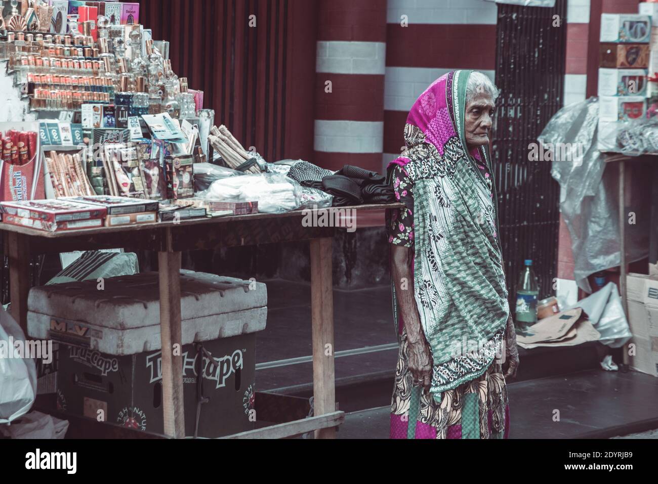 COLOMBO, SRI LANKA - 03-04-2019 : die dekorative rot-weiße Fassade der Jamiul Alfar Moschee, Rote Moschee, in den ältesten Bezirken in Colombo, Menschen s Stockfoto COLOMBO, SRI LANKA - 03-04-2019 : die dekorative rot-weiße Fassade der Jamiul Alfar Moschee, Rote Moschee, in den ältesten Bezirken in Colombo, Menschen s Stockfoto