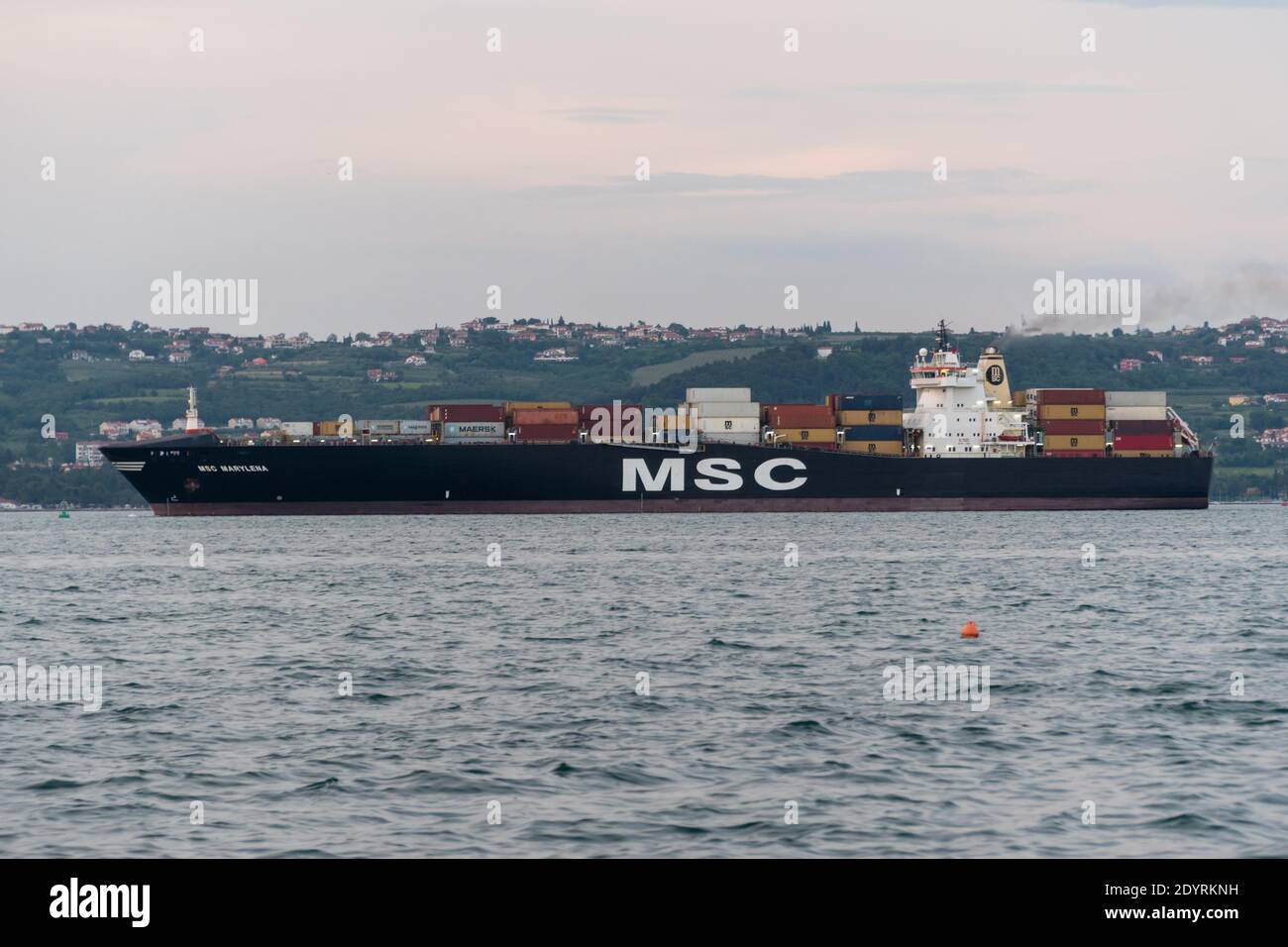 27.5.2018 Slowenien, Koper - großes Containerschiff an der mittelmeerküste Stockfoto
