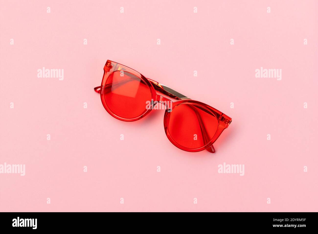 Flach Lay Draufsicht rot modische Sonnenbrille auf rosa Hintergrund Stockfoto