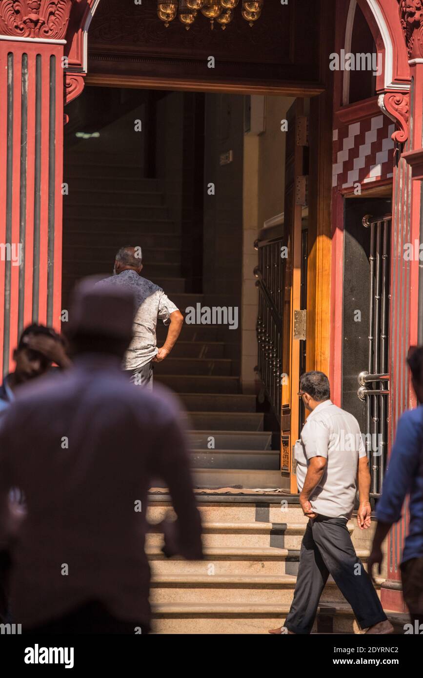 COLOMBO, SRI LANKA - 03-04-2019 : die dekorative rot-weiße Fassade der Jamiul Alfar Moschee, Rote Moschee, in den ältesten Bezirken in Colombo, Menschen s Stockfoto COLOMBO, SRI LANKA - 03-04-2019 : die dekorative rot-weiße Fassade der Jamiul Alfar Moschee, Rote Moschee, in den ältesten Bezirken in Colombo, Menschen s Stockfoto