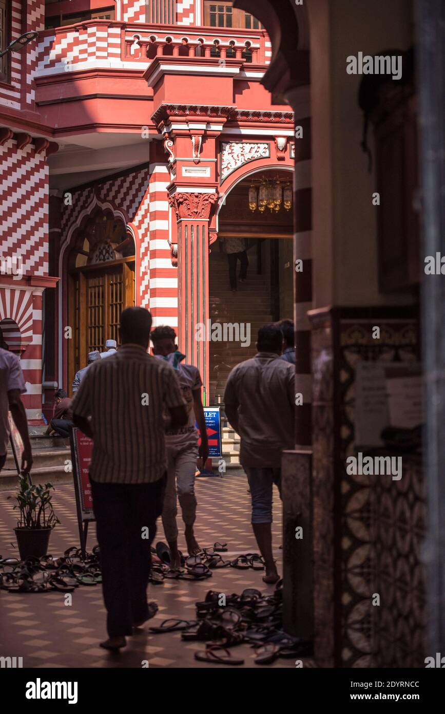 COLOMBO, SRI LANKA - 03-04-2019 : die dekorative rot-weiße Fassade der Jamiul Alfar Moschee, Rote Moschee, in den ältesten Bezirken in Colombo, Menschen s Stockfoto COLOMBO, SRI LANKA - 03-04-2019 : die dekorative rot-weiße Fassade der Jamiul Alfar Moschee, Rote Moschee, in den ältesten Bezirken in Colombo, Menschen s Stockfoto