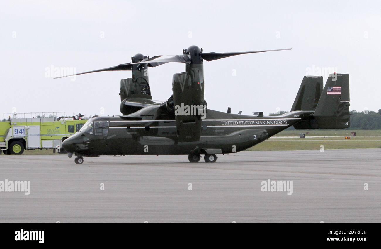 MV - 22 'Ospreys' fliegen zum Martha's Vineyard Flughafen zur Unterstützung von Präsident und First Lady Michelle Obama an Bord eines Hubschrauberrundflugs Samstag, 10. August 2013. Das Tiltrotar-Flugzeug flog zum ersten Mal am Samstag Unterstützung. Sie trugen Mitglieder des Stabs des Weißen Hauses, die Medien und den Geheimdienst. Die MS-22 werden schließlich alle CH-46E Hubschrauber ersetzen, die zur Unterstützung von Marine One und Two dienen. Foto von Vincent DeWitt/Pool/ABACAPRESS.COM Stockfoto