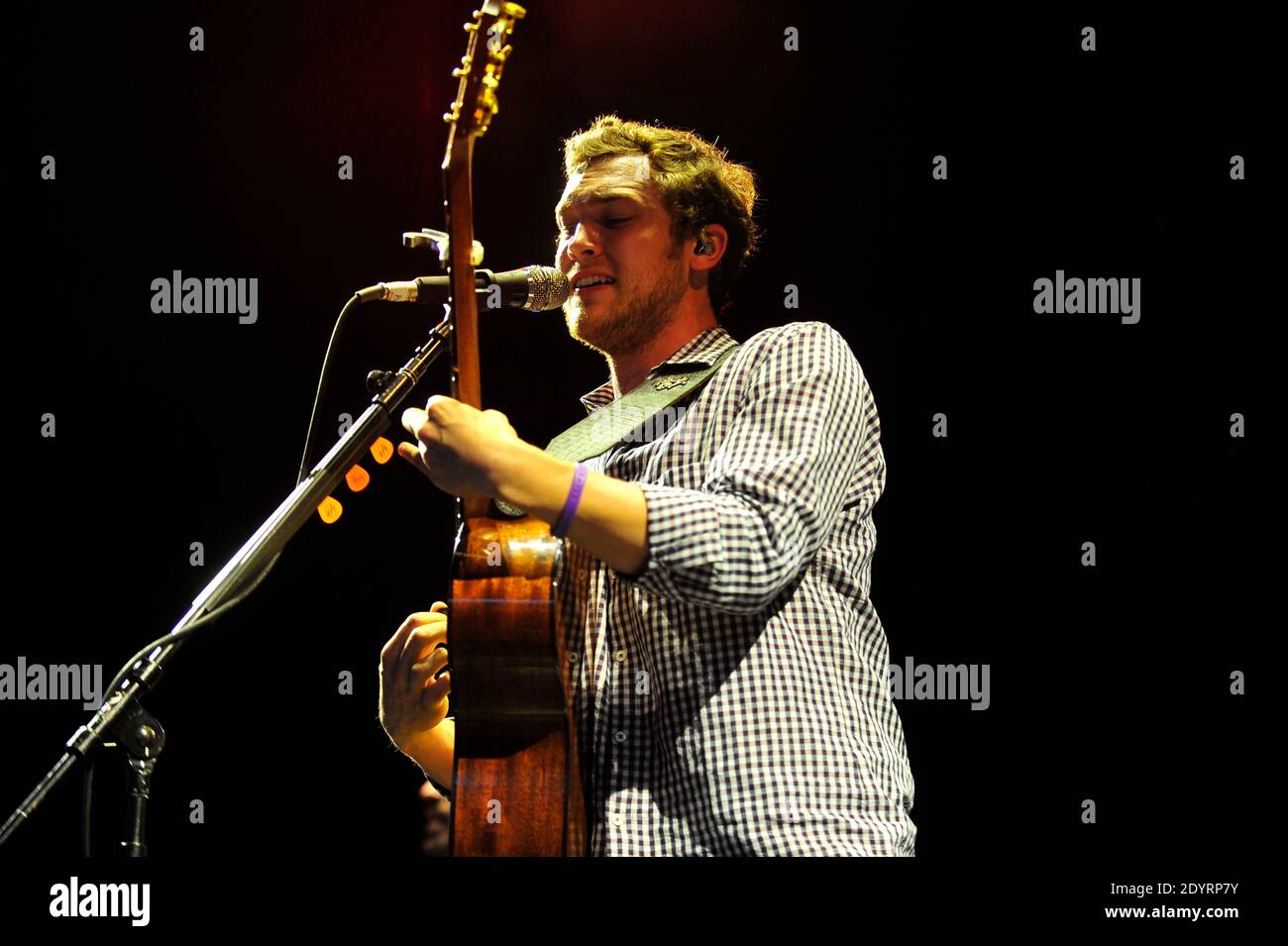 Phillip Phillips tritt am 09. August 2013 im ersten Midwest Amphitheatre in Tinley Park, Illinois, USA, vor einer großen Menge auf. Foto von Cindy Barrymore/ABACAPRESS.COM Stockfoto