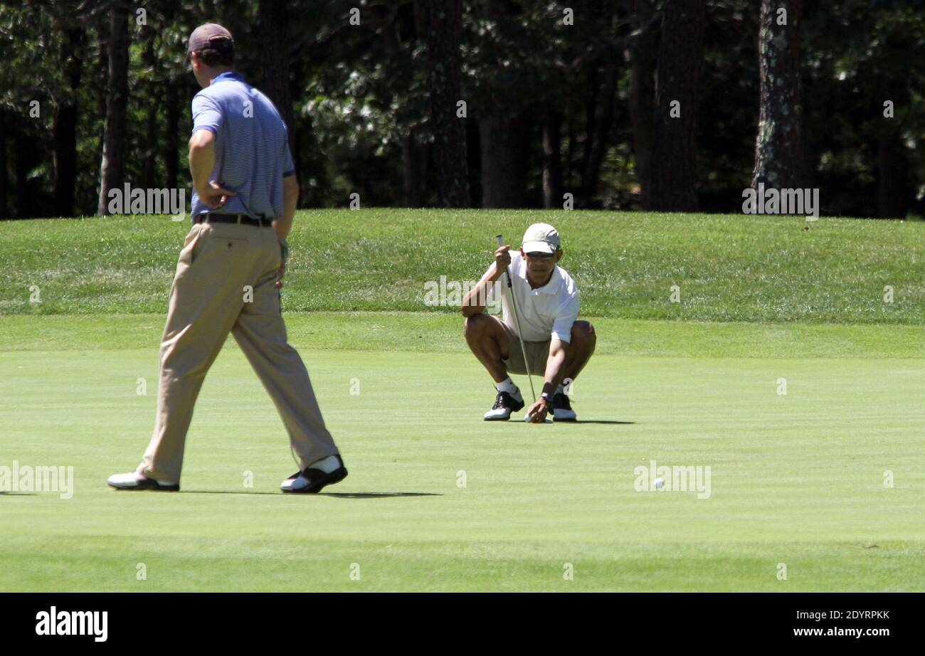 Präsident Obama Reihen einen Putt auf dem ersten Loch auf Farm Neck Golf Club in Oak Bluffs Sonntag, 11. August 2013. Zu seinen Vierer gehörten Marvin Nicholson, Robert Wolf und Sam Kass. Der Präsident verbrachte seinen ersten ganzen Tag auf Martha's Vineyard Golf spielen in nahezu perfekten Wetter. Die erste Familie macht Urlaub auf der Insel Augus 10-18. Der Präsident endete drei-Putting das Loch. Foto von Vincent DeWitt/Pool/ABACAPRESS.COM Stockfoto