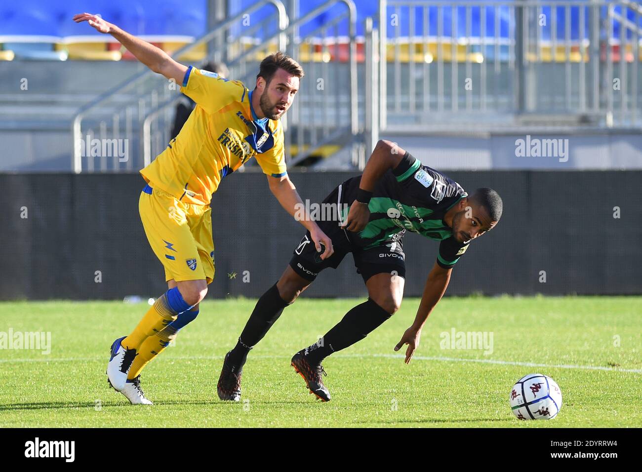 Frosinone, Ita. Dezember 2020. Przemyslaw Szyminski von Frosinone, Davide Diaw von Pordenone, Frosinone V Pordenone, Serie B, Fußball, Rom, Italien - 27-12-2020 Credit: Independent Photo Agency/Alamy Live News Stockfoto