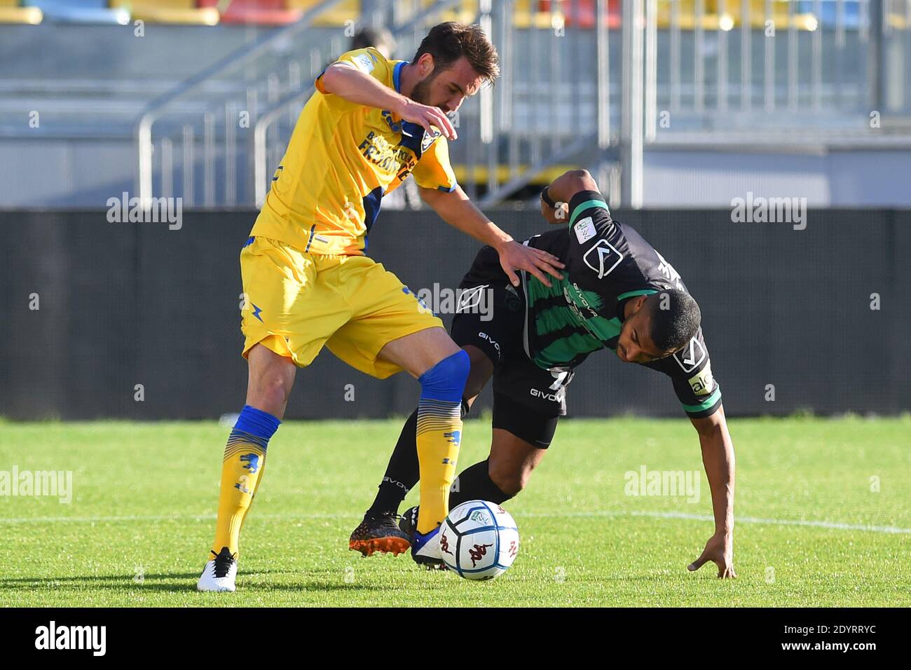 Frosinone, Ita. Dezember 2020. Przemyslaw Szyminski von Frosinone, Davide Diaw von Pordenone, Frosinone V Pordenone, Serie B, Fußball, Rom, Italien - 27-12-2020 Credit: Independent Photo Agency/Alamy Live News Stockfoto