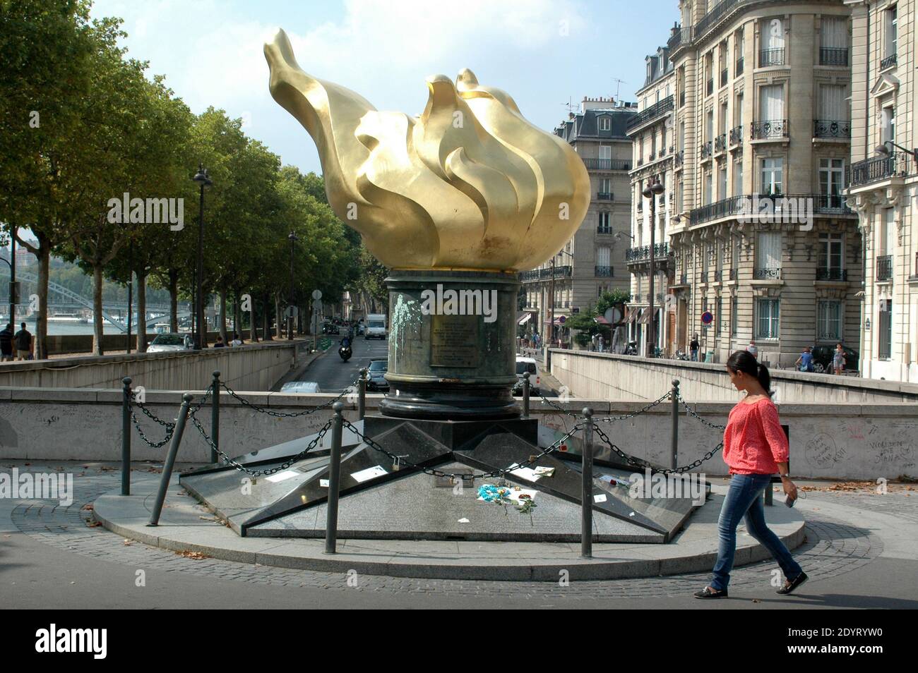 Blick auf die Flamme der Freiheit, die zu einem inoffiziellen Denkmal für Prinzessin Diana geworden ist, ist auf dem 16. Jahrestag ihres Todes, in der Nähe der Stelle des Autounfalls im Pont de l'Alma Tunnel, in Paris, Frankreich am 26. August 2013. Foto von Alain Apaydin/ABACAPRESS.COM Stockfoto