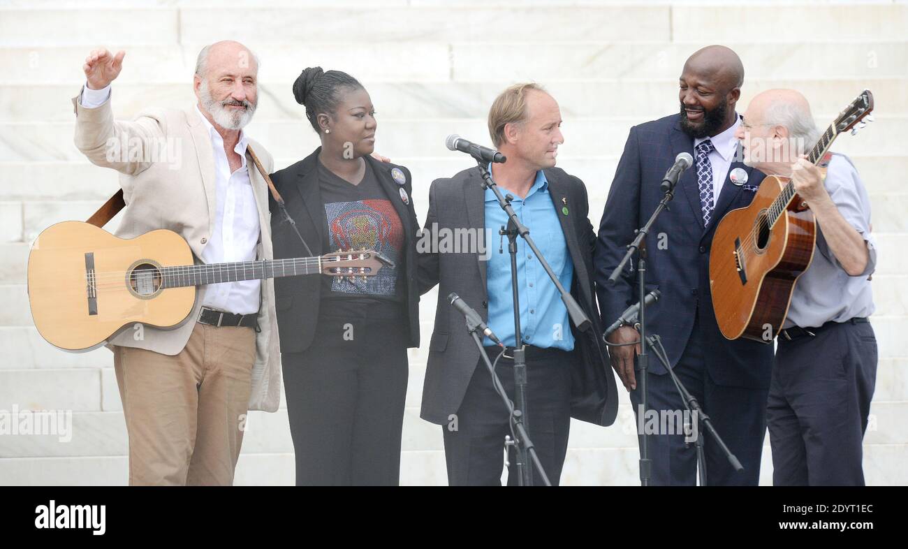 Die Sänger Peter Yarrow und Noel (Paul) Stookey singen zusammen mit Trayvon Martins Eltern Tracy Martin und Sybrina Fulton während der "Let Freedom Ring"-Zeremonie zum Gedenken an den 50. Jahrestag des Marsches auf Washington für Jobs und Freiheit im Lincoln Memorial auf der National Mall in Washington, DC, USA, Am 28. August 2013. Foto von Olivier Douliery/ABACAPRESS.COM Stockfoto