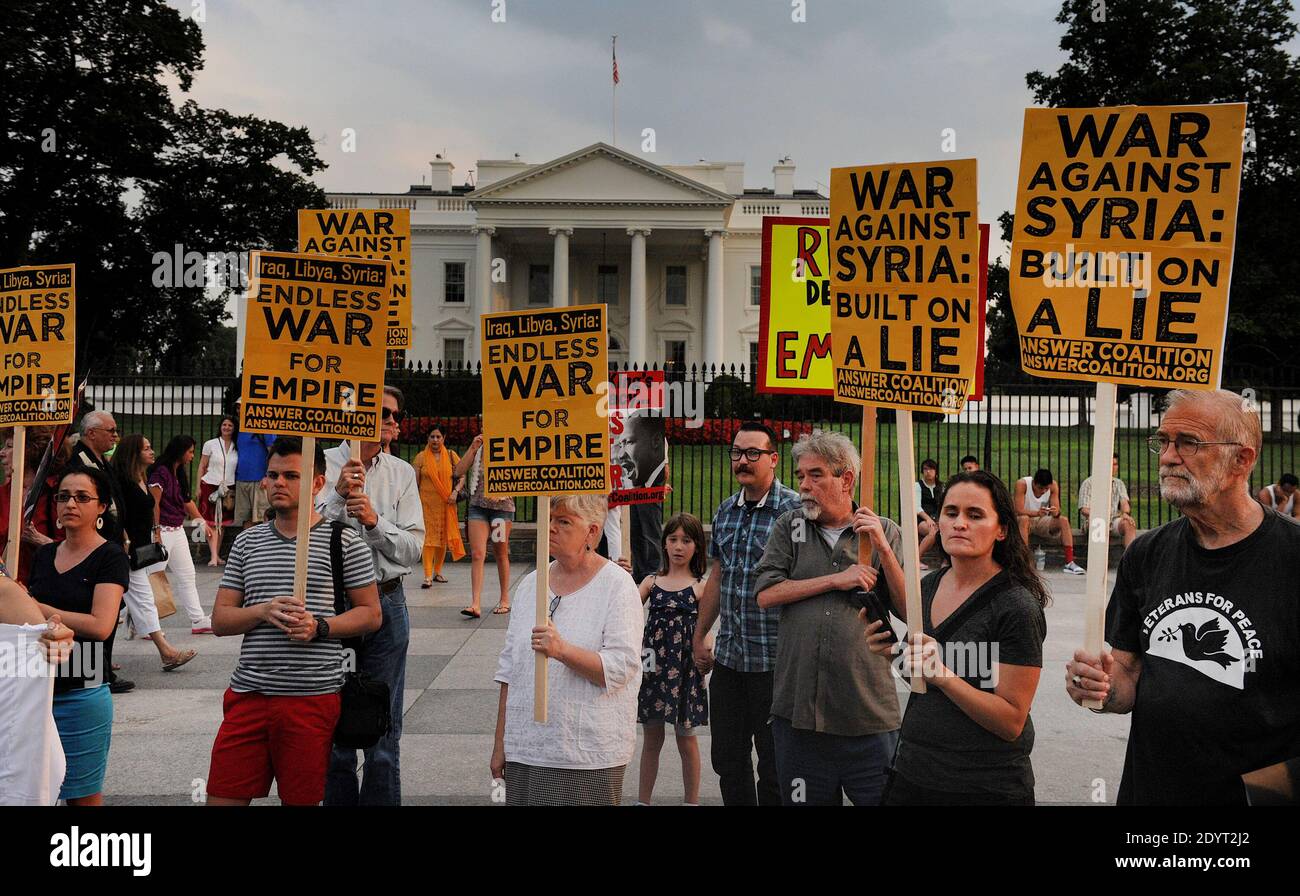Demonstranten versammeln sich auf der Nordseite des Weißen Hauses, um gegen jede US-Militäraktion gegen Syrien am 29. August 2013 in Washington, DC, USA zu protestieren. Foto von Olivier Douliery/ABACAPRESS.COM Stockfoto