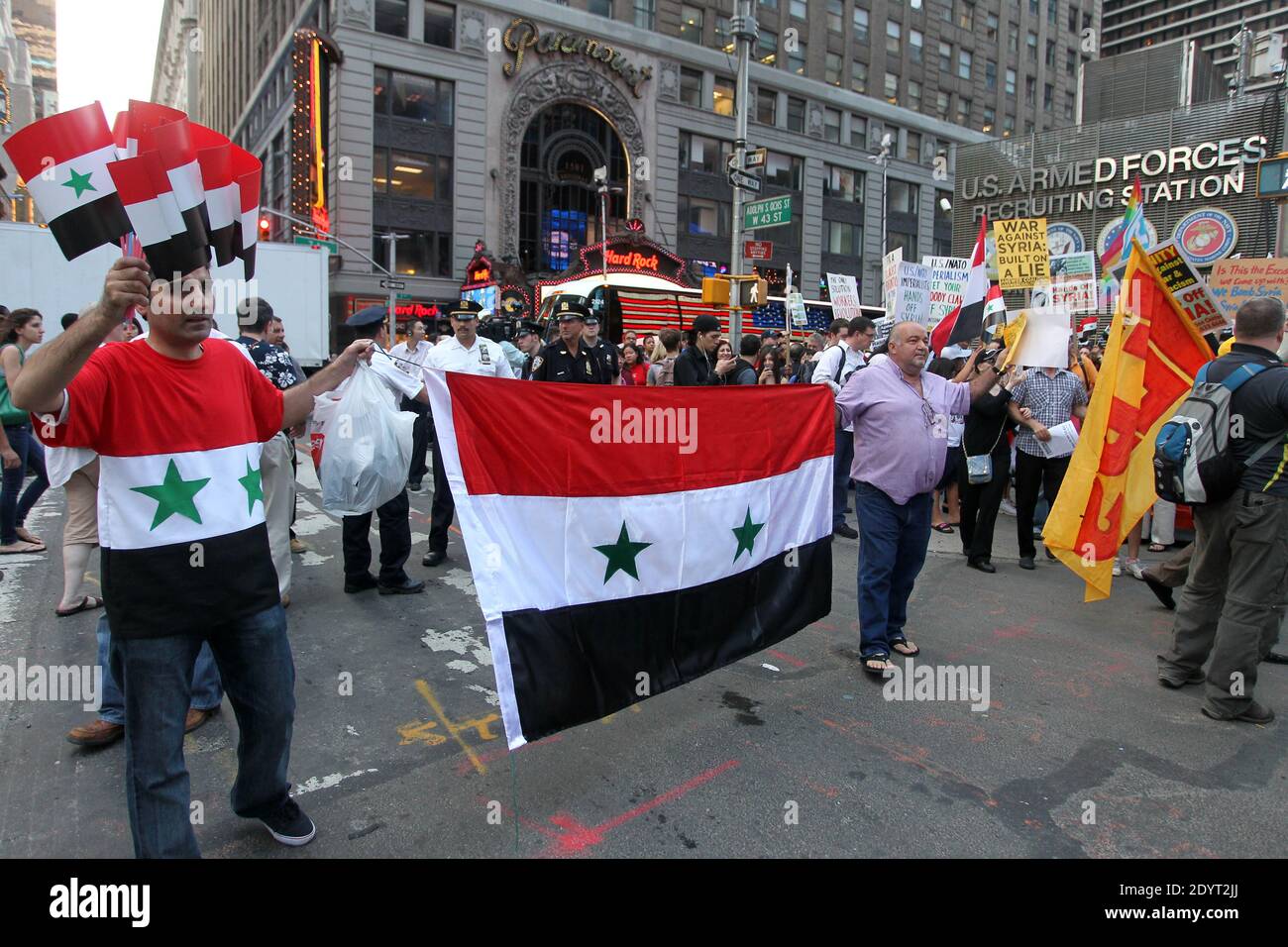 Protest überlässt Syrien, um Nein zu einem weiteren US-Krieg zu sagen, bevor die Bomben am 29. August 2013 auf dem Times Square, New York City, NY, USA, fallen. Foto von Charles Guerin/ABACAPRESS.COM Stockfoto