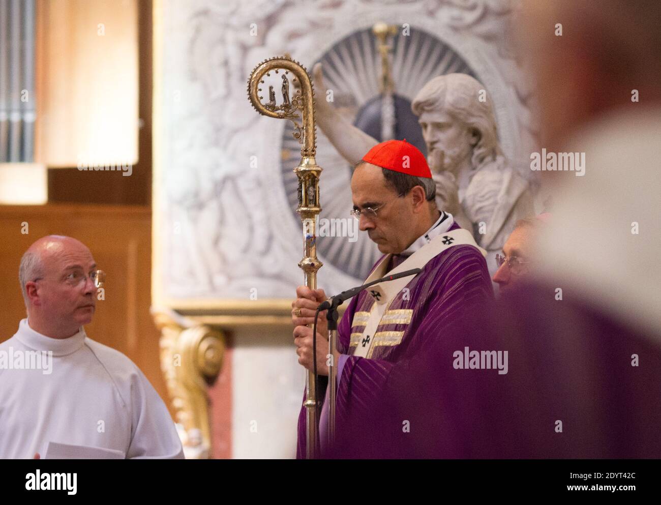 Begräbniszeremonie des Lyoner Kardinals Philippe Barbarin in der Kathedrale Saint-Jean zur Hommage an Helie Denoix de Saint-Marc in Lyon. Er war Mitglied des französischen Widerstands, während des Zweiten Weltkriegs in das Lager Buchenwald deportiert, der während der Kriege Indochina (1945-54) und Algerien (1954-61) kämpfte. Nach dem Putsch 1961 in Algier wurde er ins Gefängnis geworfen. Helie Denoix de Saint-Marc starb im Alter von 91 Jahren am 25. August 2013, Lyon am 30. August 2013. Fotos von Vincent Dargent/ABACAPRESS.COM Stockfoto