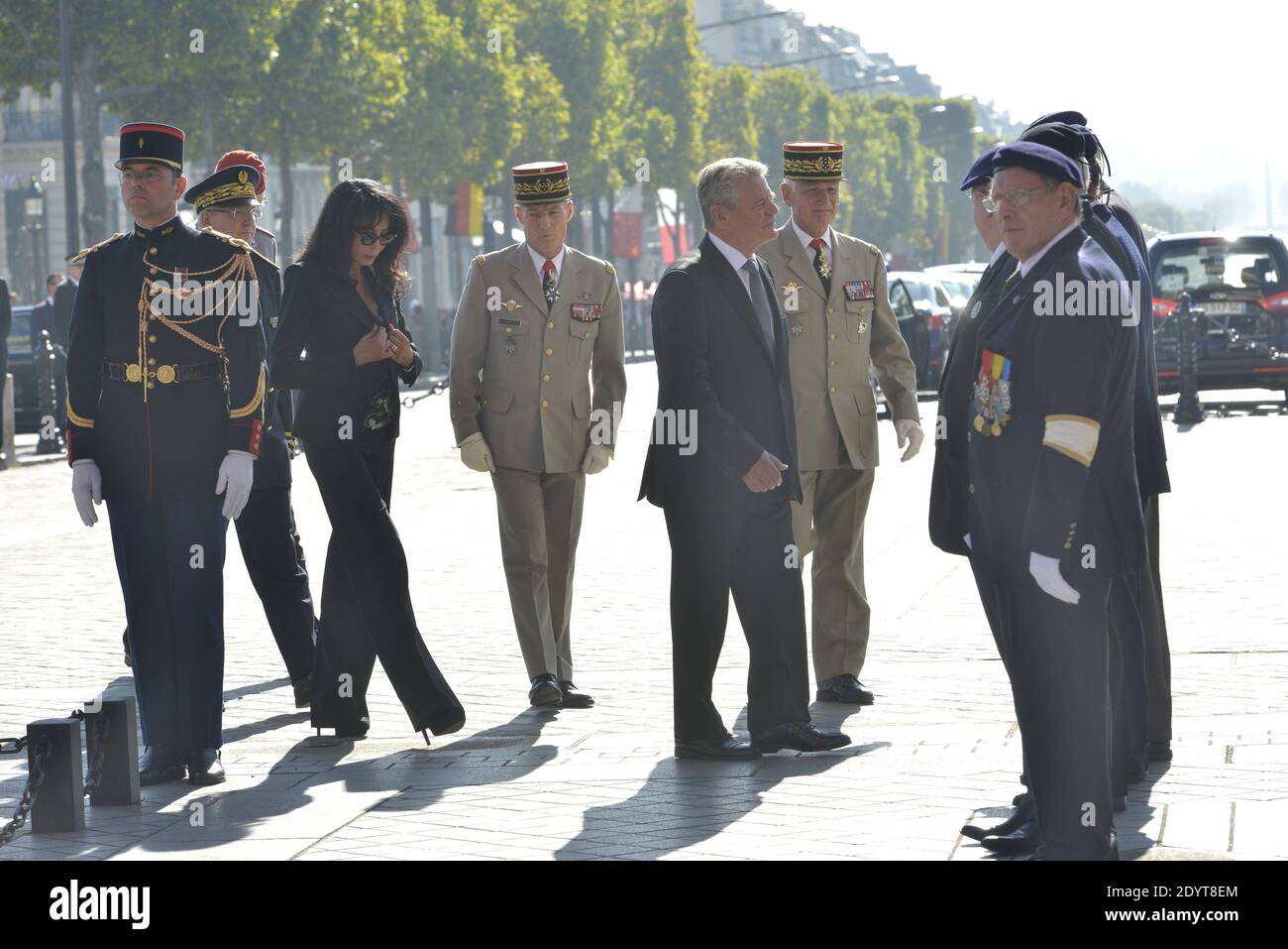 Bundespräsident Joachim Gauck und der französische Vizeminister für französische Staatsbürger, die im Ausland und in den französischsprachigen Ländern leben, Yamina Benguigui überprüfen am 4. September 2013 französische Truppen am Grab des unbekannten Soldaten unter dem Triumphbogen in Paris. Gauck ist auf einem zweitägigen Staatsbesuch in Frankreich. Foto von Mousse/ABACAPRESS.COM Stockfoto