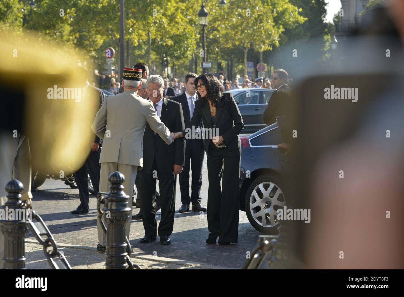 Bundespräsident Joachim Gauck und der französische Vizeminister für französische Staatsbürger, die im Ausland und in den französischsprachigen Ländern leben, Yamina Benguigui überprüfen am 4. September 2013 französische Truppen am Grab des unbekannten Soldaten unter dem Triumphbogen in Paris. Gauck ist auf einem zweitägigen Staatsbesuch in Frankreich. Foto von Mousse/ABACAPRESS.COM Stockfoto