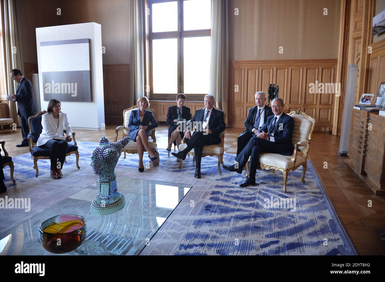 Der Bürgermeister von Paris Bertrand Delanoe, flankiert von Anne Hidalgo, und der französische Juniorminister für Leben im Ausland und Frankophonie begrüßen Bundespräsident Joachim Gauck mit seiner Gefährtin Daniela Schadt im Pariser Rathaus im Rahmen des offiziellen Besuchs des Bundespräsidenten in Paris am 4. September 2013. Foto Nicolas Gouhier/ABACAPRESS.COM Stockfoto