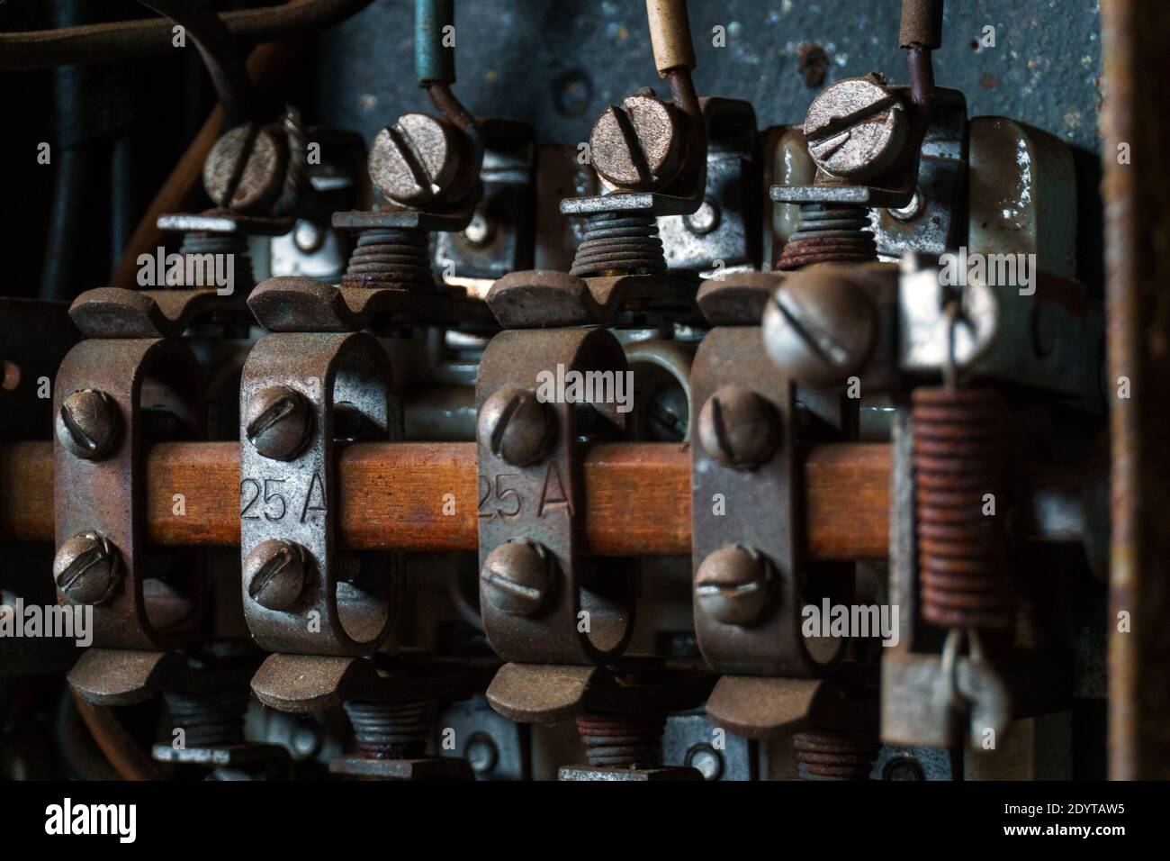 Detail der alten beschädigten Elektroinstallation in verlassenen Industrieanlagen Stockfoto