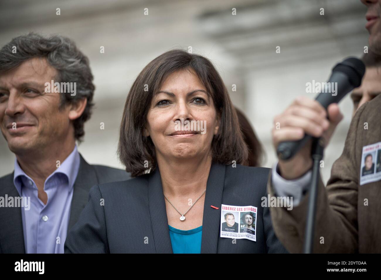 David Assouline und Anne Hidalgo nehmen an einer Versammlung vor dem Rathaus Teil, in der die Freilassung der beiden französischen Journalisten gefordert wird, die am 6. September 2013 drei Monate lang in Syrien in Paris Geiseln gehalten wurden. Am 6. Juni 2013 werden zwei französische Journalisten, Didier Francois, 53, vom Radio Europa 1 und Edouard Alias, 22, ein unabhängiger Fotograf, der für denselben Sender arbeitet, in Syrien vermisst. Das französische Präsidentenamt sagt, es verstehe, dass das Paar von unbekannten Entführern an einem Kontrollpunkt abgefangen wurde, während es in Richtung Aleppo reiste. Foto von Nicolas Messyasz/ABACAPRESS.COM Stockfoto