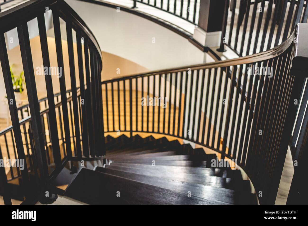Eine Aufnahme aus einem hohen Winkel einer hölzernen Treppe Stockfoto
