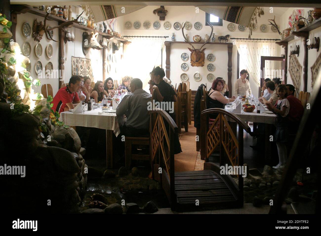 Bacau County, Rumänien. Einrichtung eines Restaurants mit traditioneller rustikaler Einrichtung. Stockfoto