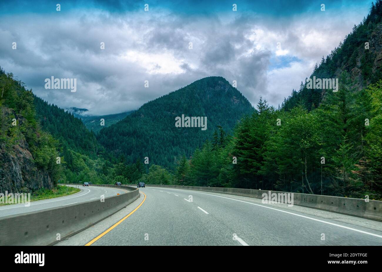 Abbiegung der Bergstraße in British Columbia. Stockfoto