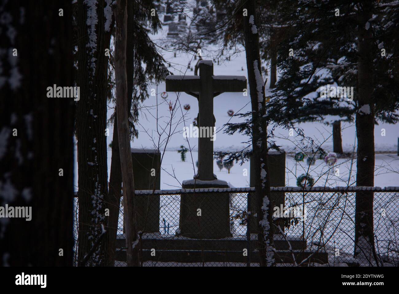 Schnee auf einem Friedhof Stockfoto