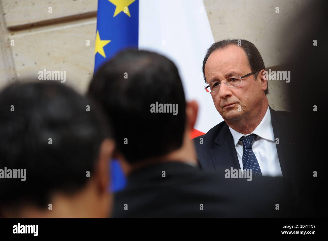 Der französische Ökonom Jacques Attali als Präsident der Planet Finance Group übergibt Präsident Francois Hollande seinen "Bericht über den Zustand der positiven Wirtschaft" während einer mit Berühmtheiten besetzten Zeremonie im Elysee-Palast in Paris, Frankreich, am 21. September 2013. Foto von Mousse/ABACAPRESS.COM Stockfoto