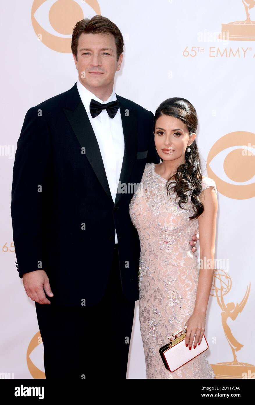 Nathan Fillion und Mikaela Hoover kommen bei den 65. Jährlichen Primetime Emmy Awards im Nokia Theater L.A. an Live in Los Angeles, CA, USA, am 22. September 2013. Foto von Lionel Hahn/ABACAPRESS.COM Stockfoto