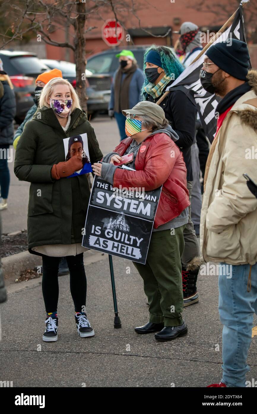 St. Paul, Minnesota. Demonstranten sammeln über einen Offizier beteiligt Schießen und gegen Polizeibrutalität. Stockfoto
