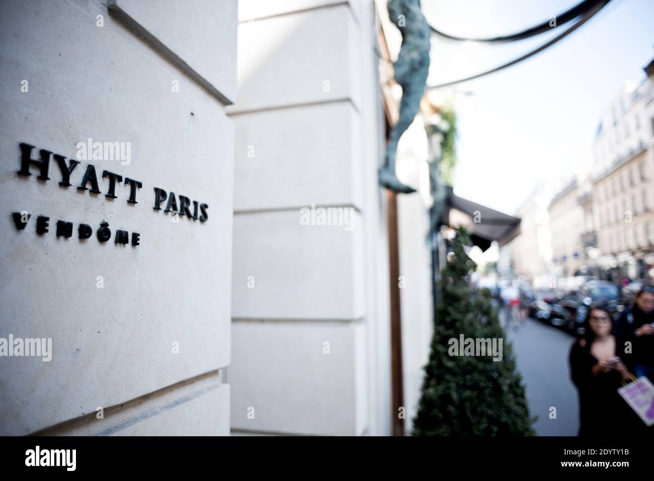 Die Zimmermädchen, Gepäckabfertiger und Servicemitarbeiter des Park Hyatt Hotels demonstrieren gegen Arbeitsbedingungen und Unterauftragnehmer und fordern, am 24. September 2013 vom Luxushotel in Paris, Frankreich, gemietet zu werden. Foto von Nicolas Messyasz/ABACAPRESS.COM Stockfoto