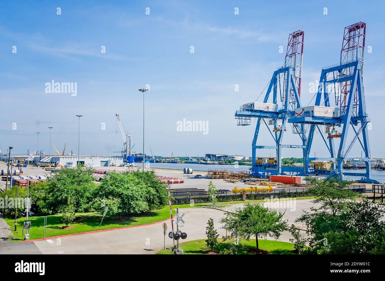 Krane sind an den Alabama State Docks im Hafen von Mobile, 25. August 2017, in Mobile, Alabama abgebildet. Stockfoto