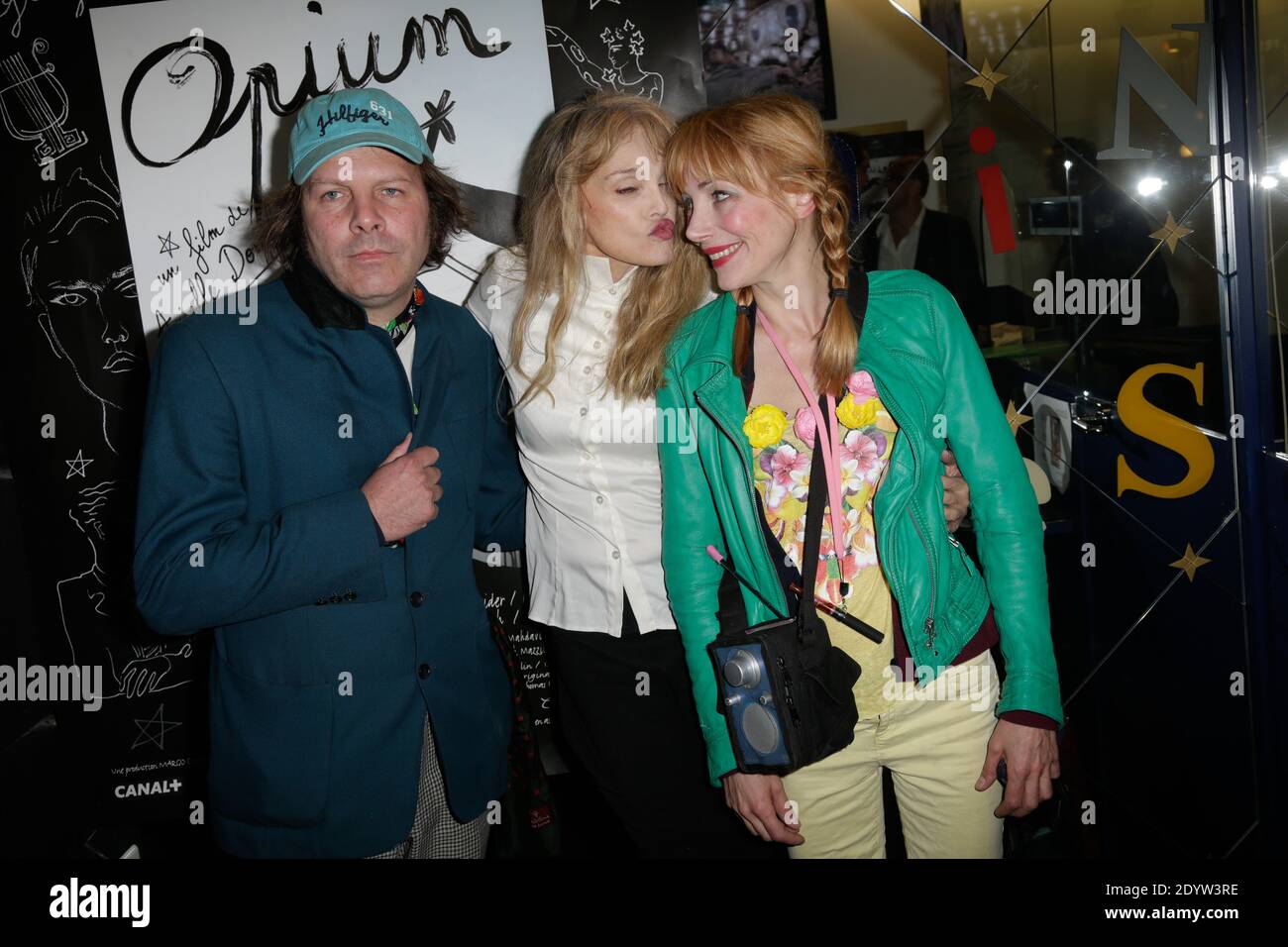 Arielle Dombasle Julie Depardieu und Philippe Katerine bei der Premiere von 'Opium' im 'Cinema Le Saint Germain' in Paris, Frankreich am 27. September 2013. Foto von Jerome Domine/ABACAPRESS.COM Stockfoto