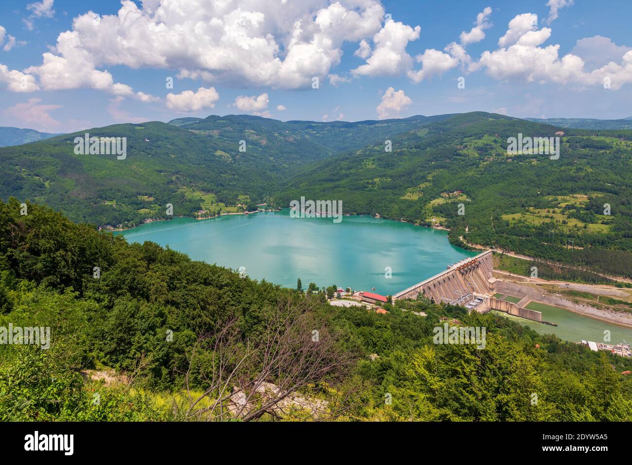 Wasserkraftwerk Bajina Basta. Perucac See und der Damm am Fluss Drina, Serbien. Stockfoto