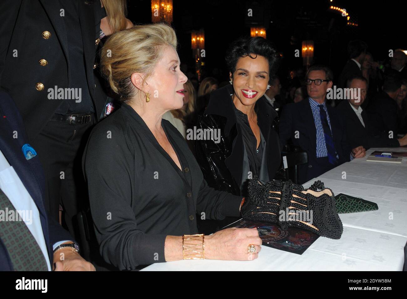 Catherine Deneuve, Farida Khelfa bei Jean-Paul Gaultiers Frühjahr/Sommer 2014 Ready-to-Wear-Kollektion, die am 28. September 2013 im Paradis Latin in Paris, Frankreich, stattfand. Foto von Alban Wyters/ABACAPRESS.COM Stockfoto