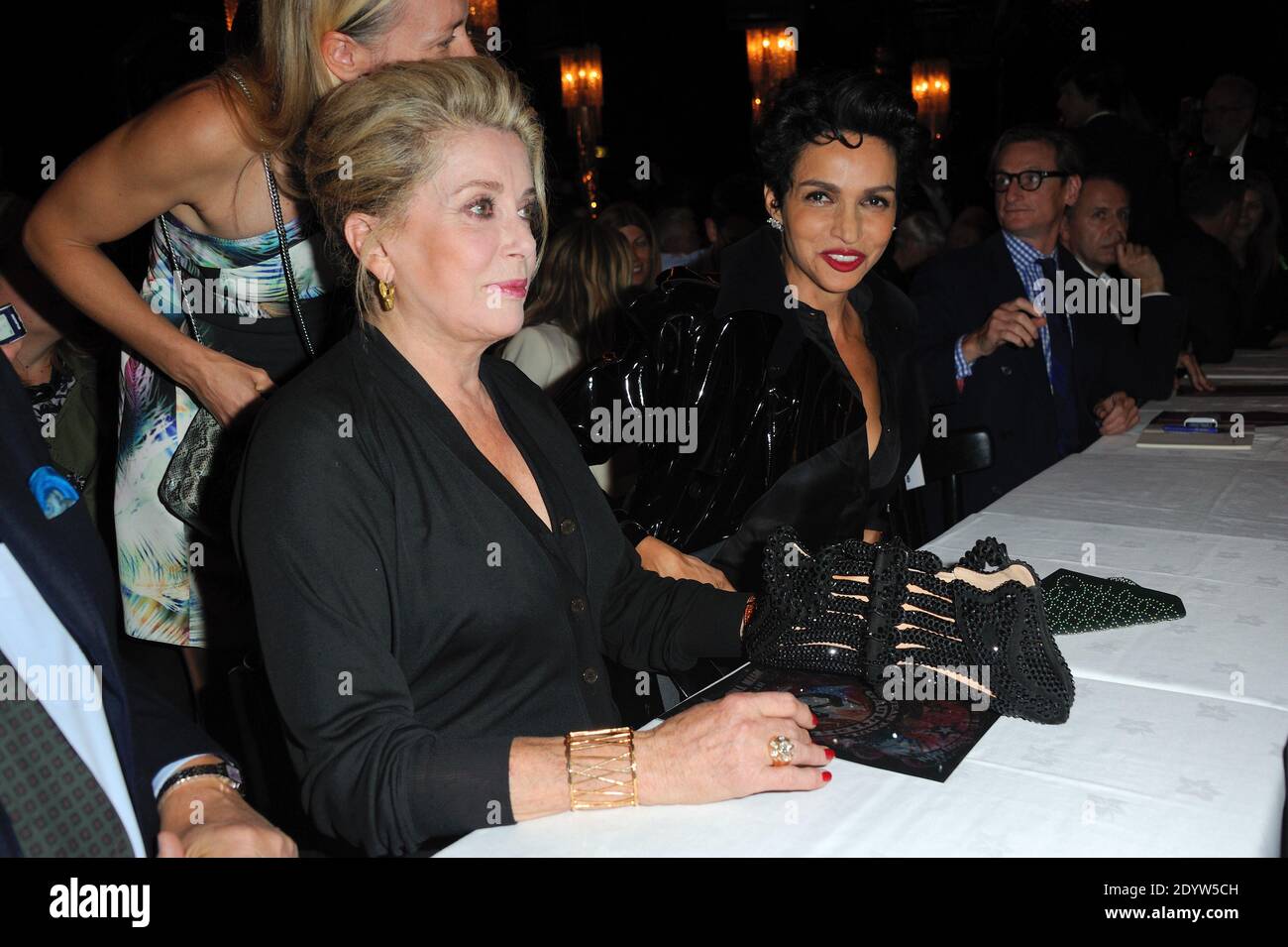 Catherine Deneuve, Farida Khelfa bei Jean-Paul Gaultiers Frühjahr/Sommer 2014 Ready-to-Wear-Kollektion, die am 28. September 2013 im Paradis Latin in Paris, Frankreich, stattfand. Foto von Alban Wyters/ABACAPRESS.COM Stockfoto