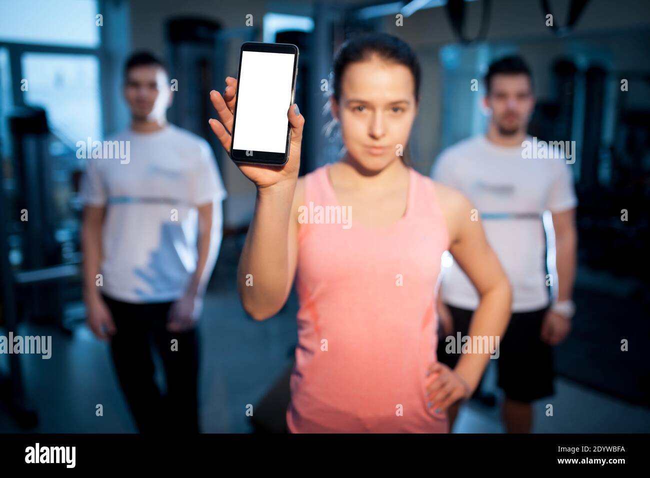 Fitness Menschen im Fitnessstudio haben Online-Training oder Training mit Smartphone Stockfoto