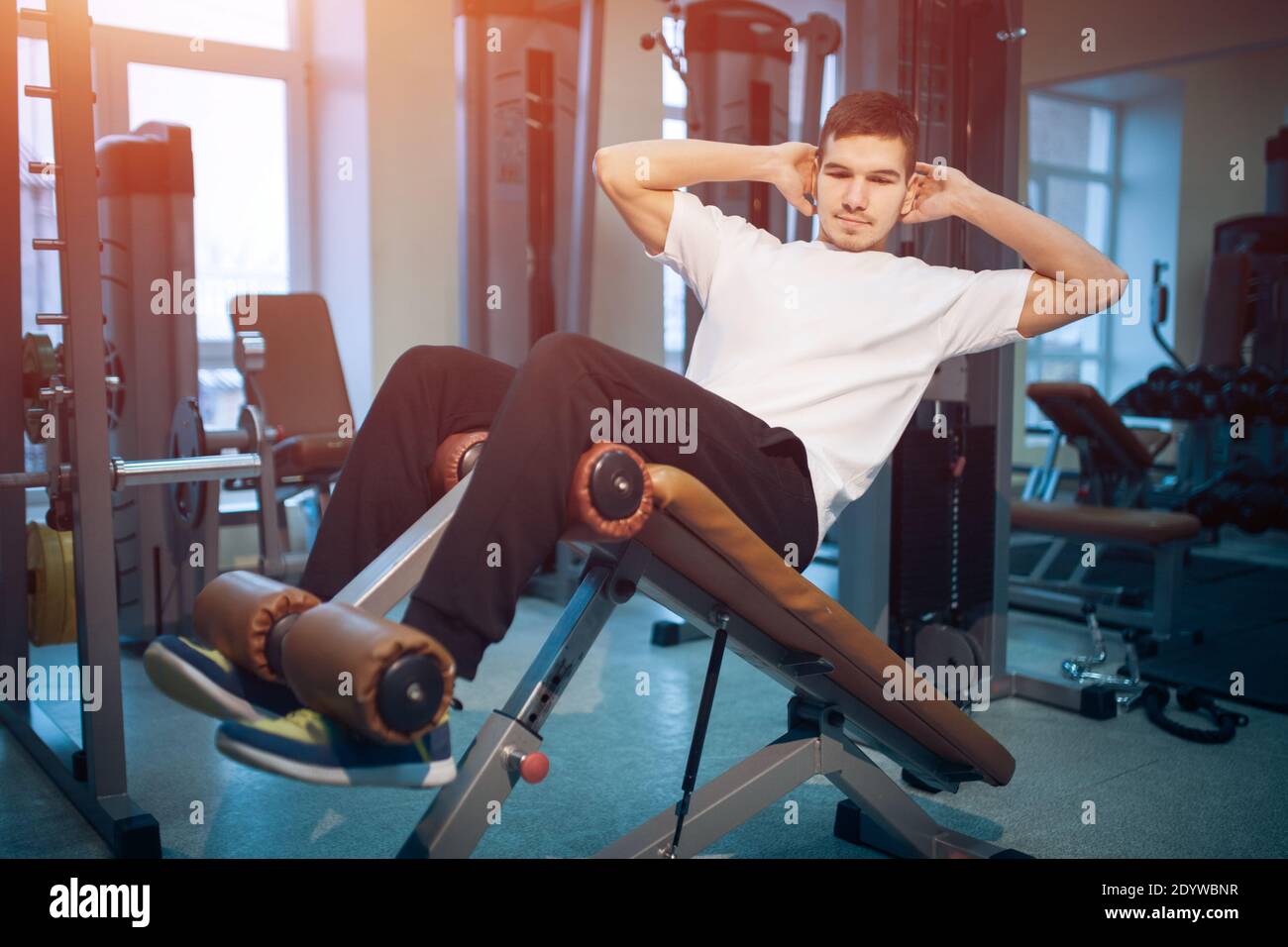 Junge sportliche Mann oder Bodybuilder hat Bauch-Training oder Pumpe Presse im Fitnessstudio Stockfoto