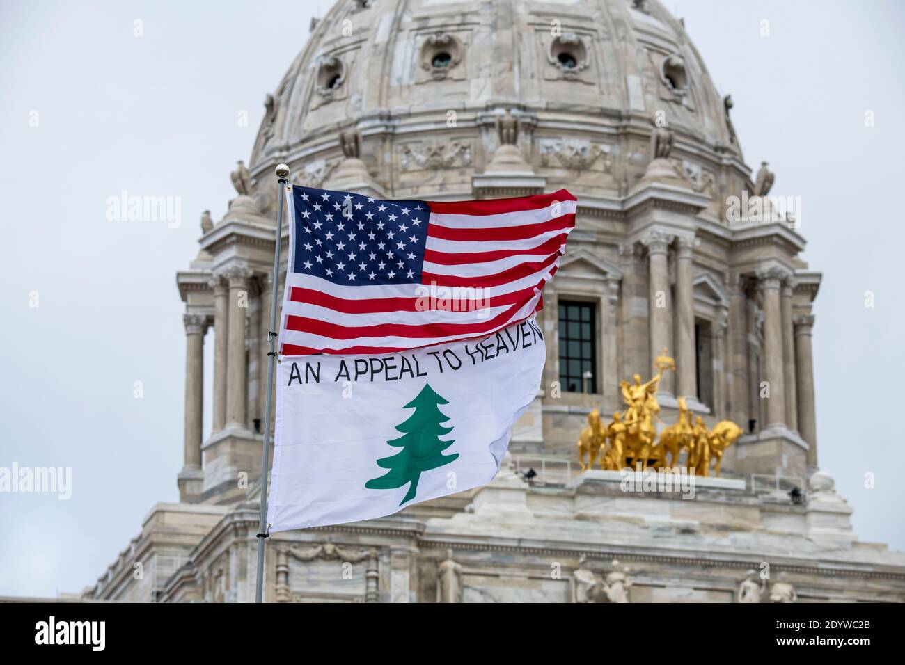 St. Paul, Minnesota. Stoppen Sie den Diebstahl und suchen Sie die Wahrheit und fördern Sie die Aktion Rallye für Präsident Trump im State Capitol. Stockfoto