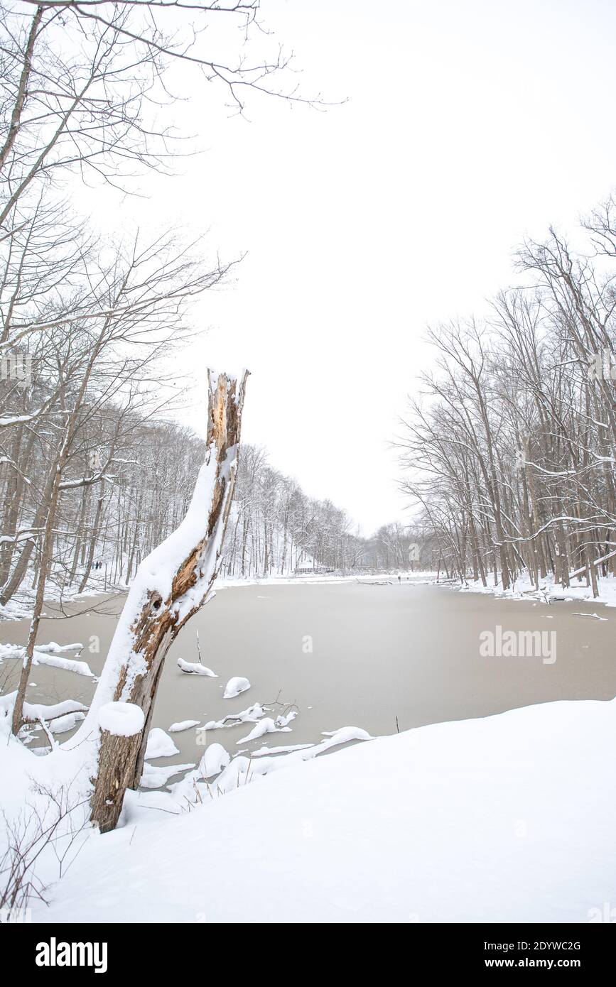 Rocky River Reservation im Winter mit Schnee bedeckt Stockfoto